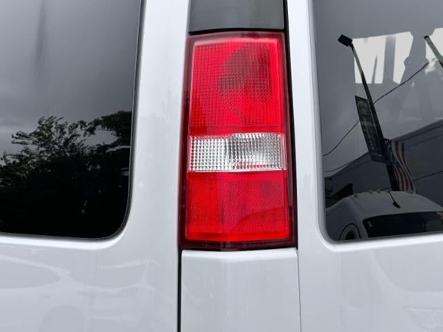 2024 Chevrolet Express Passenger 3500 1LT