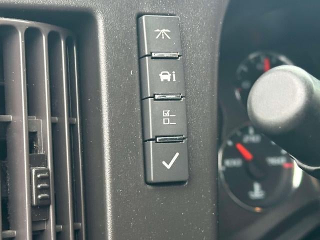 2024 Chevrolet Express Passenger 3500 1LT